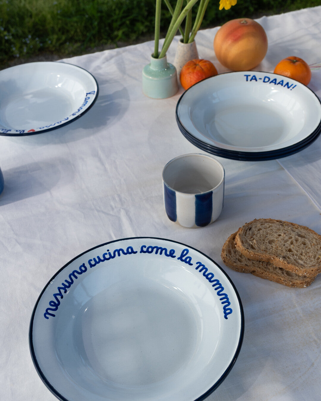 Piatto fondo smaltato "Nessuno cucina come la mamma"