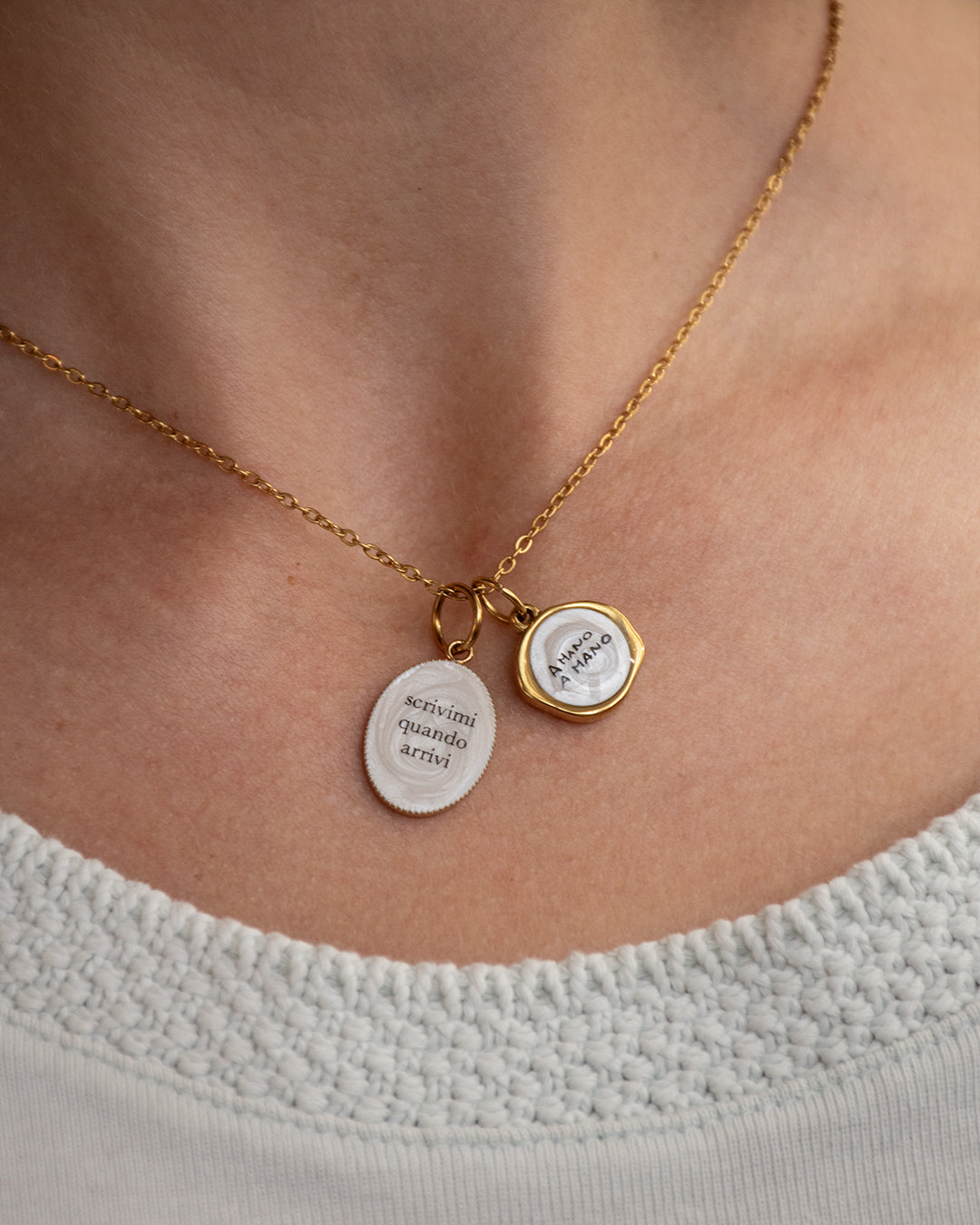 "Scrivimi quando arrivi" - Gold Oval Necklace