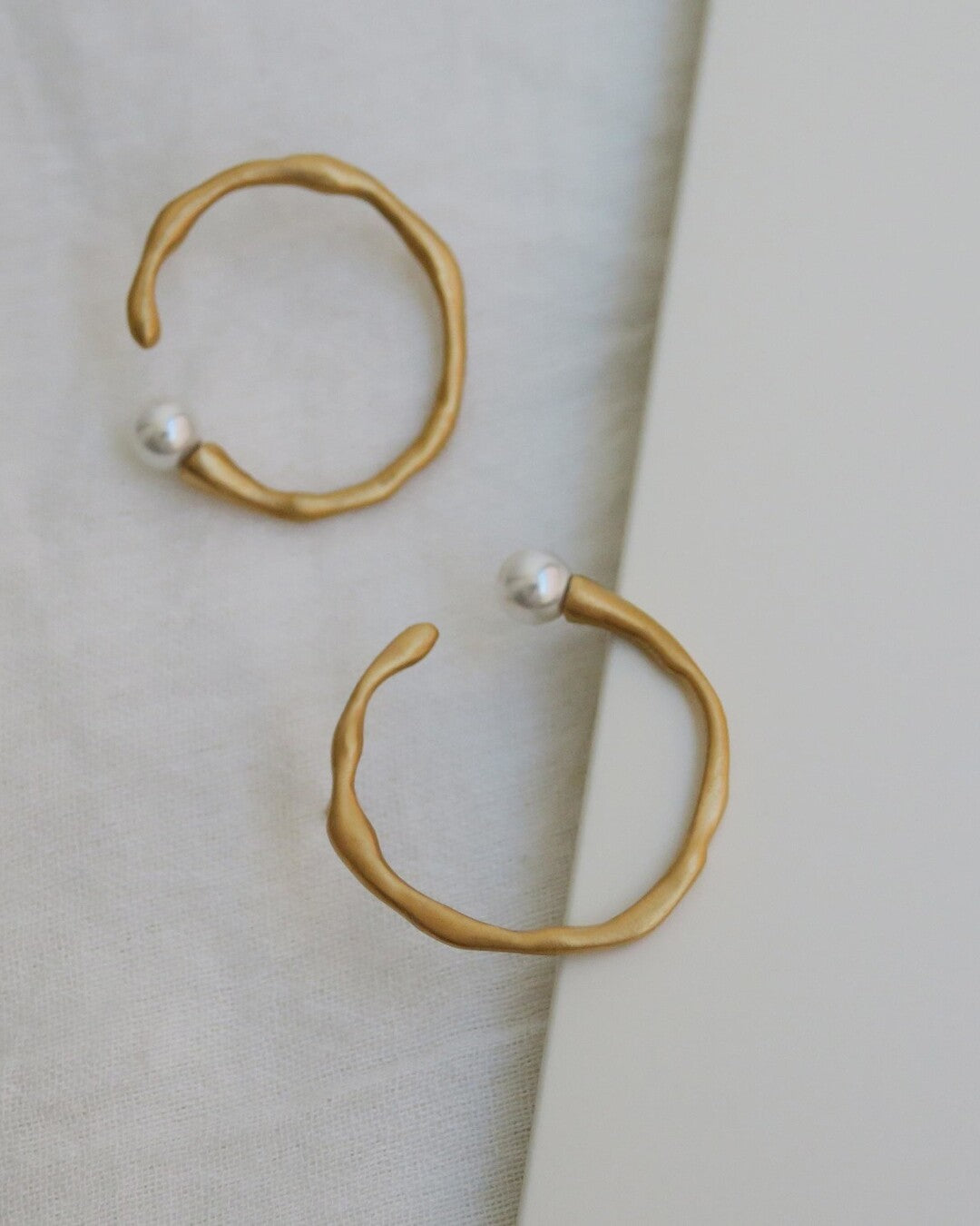 Handmade golden earrings with murano glass pearl - Joidart