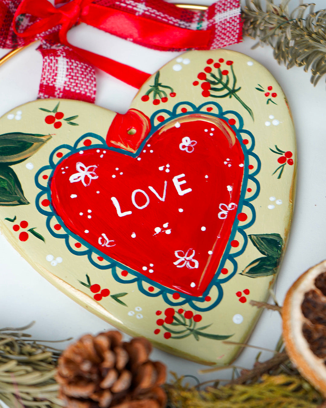 "Love" ceramic heart – Christmas collection