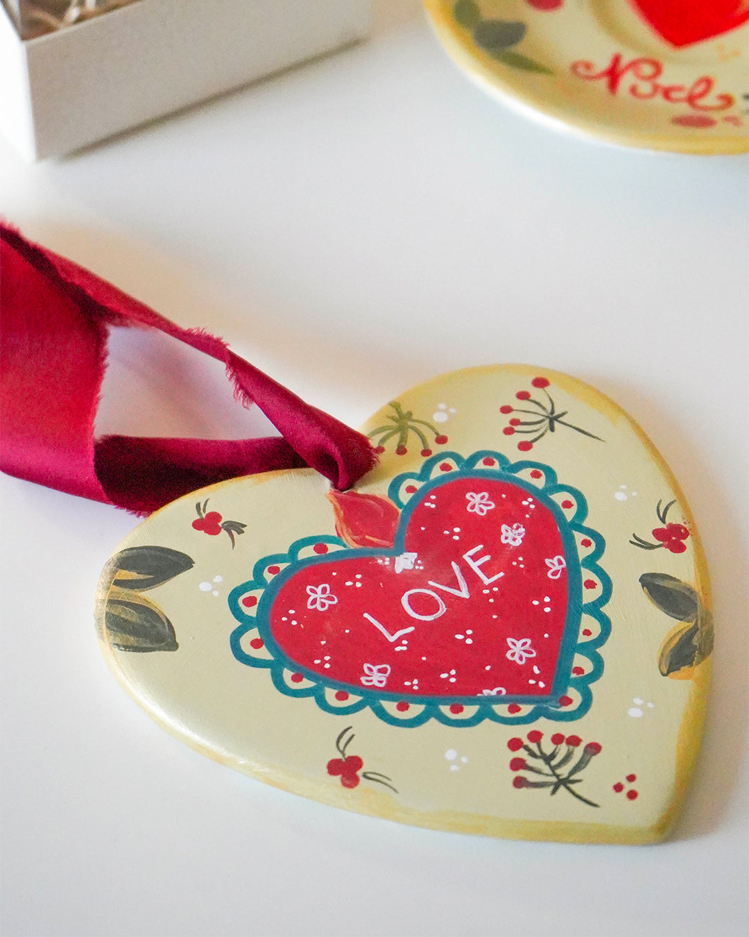 "Love" ceramic heart – Christmas collection