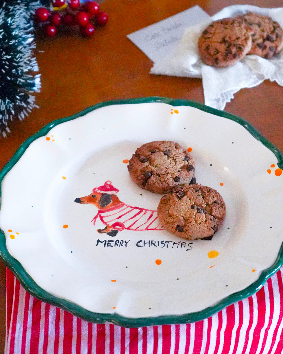 Scalloped French dachshund plate – Christmas collection