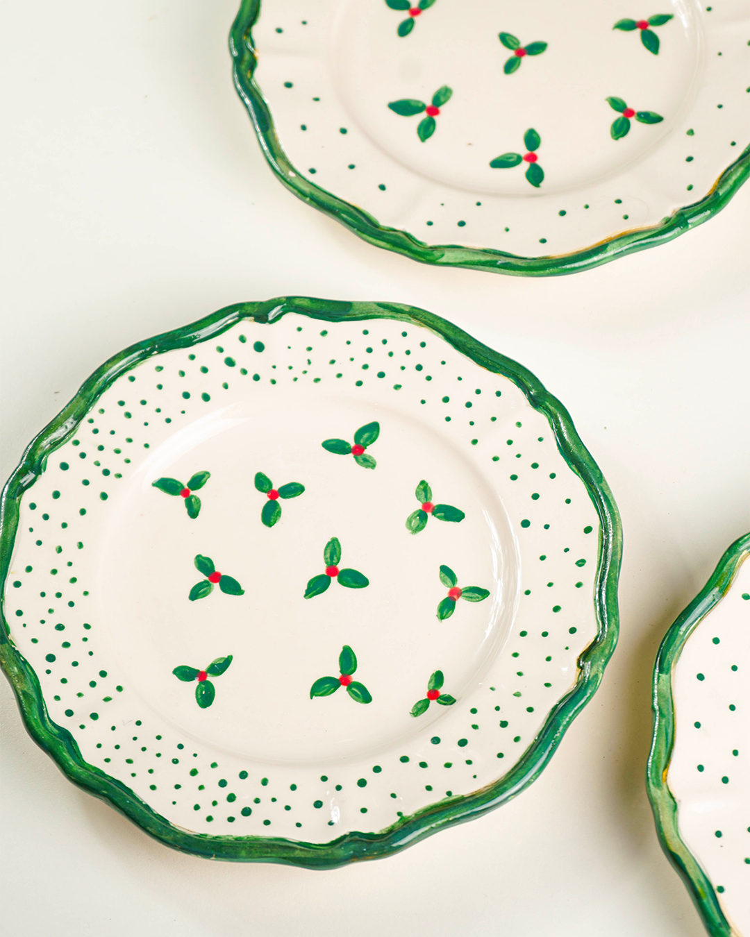 "Holly" scalloped plate – Christmas collection