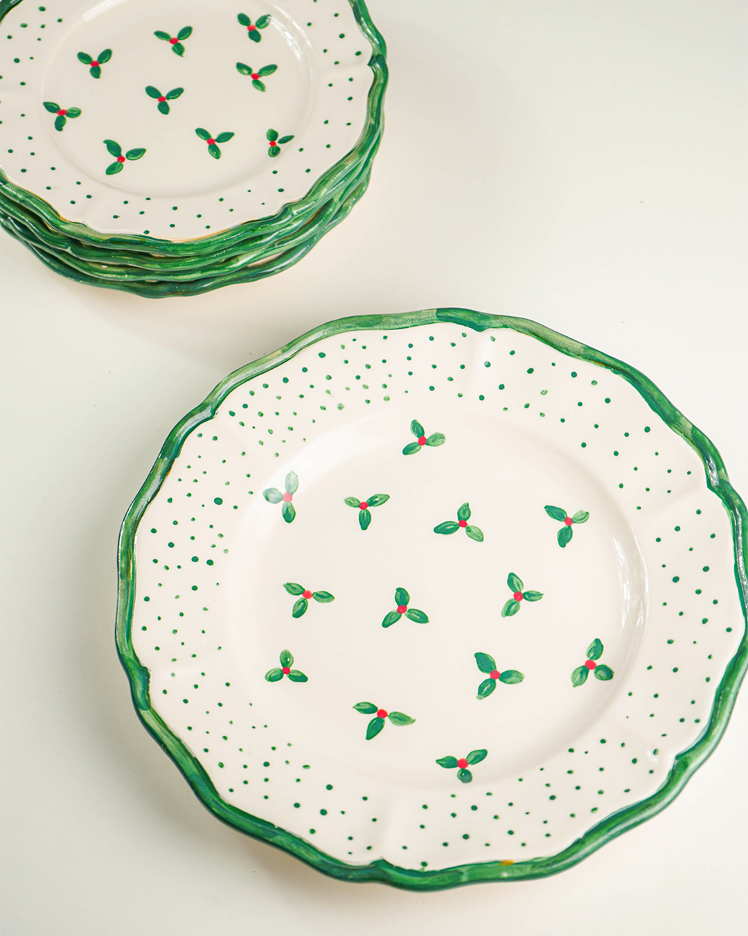 "Holly" scalloped plate – Christmas collection
