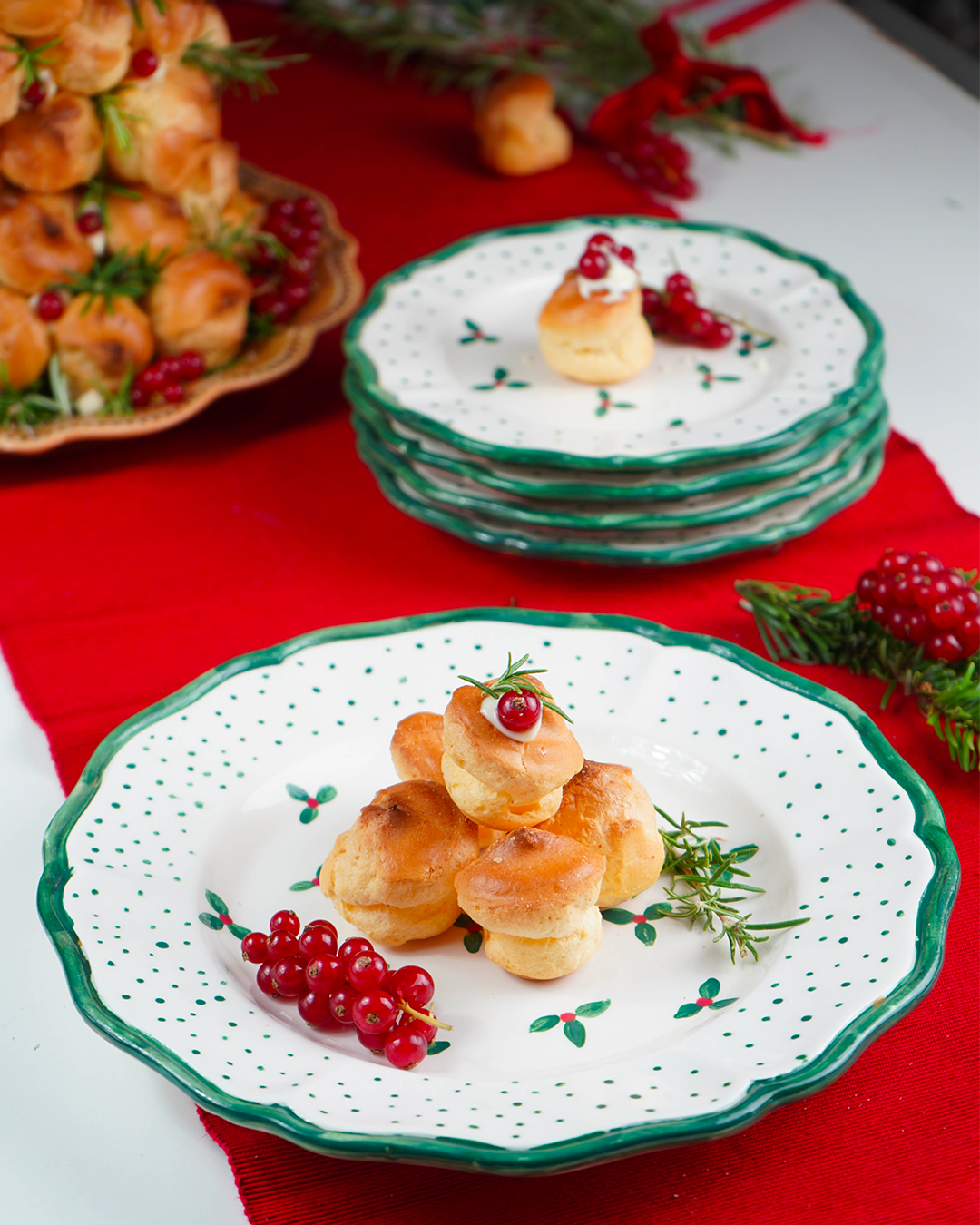 "Holly" scalloped plate – Christmas collection