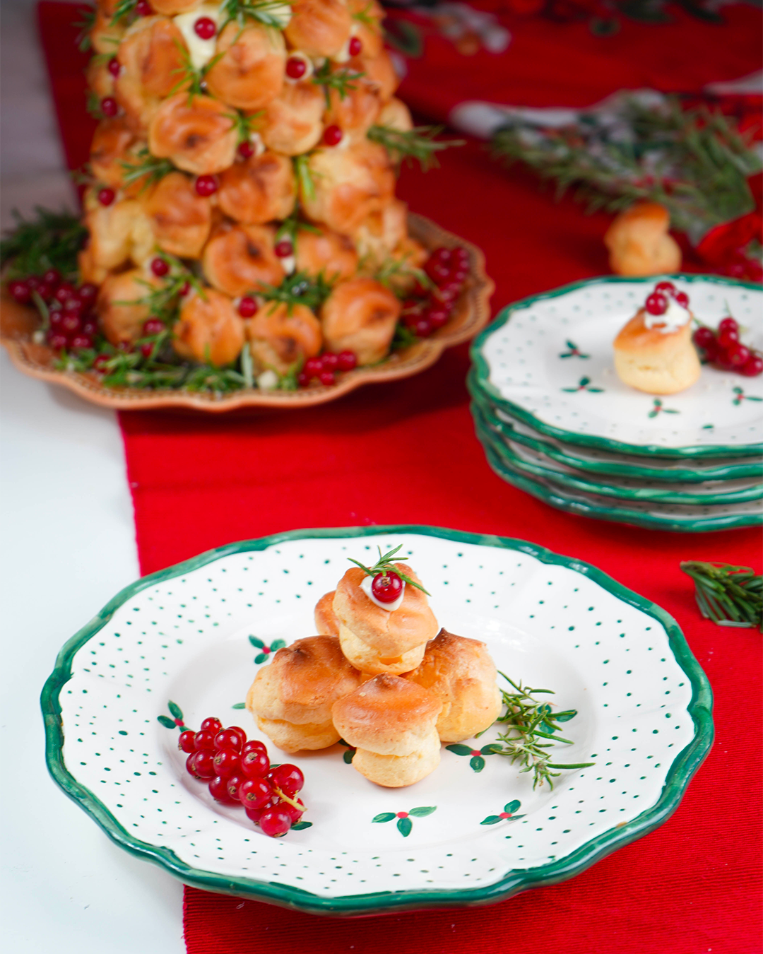 "Holly" scalloped plate – Christmas collection