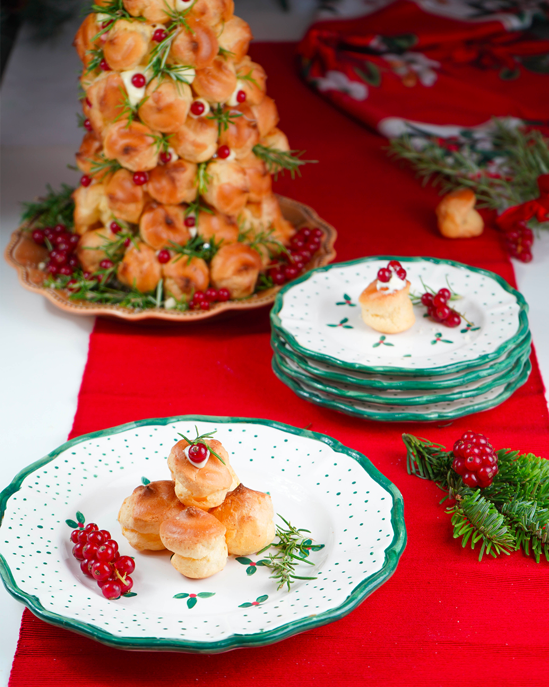 "Holly" scalloped plate – Christmas collection