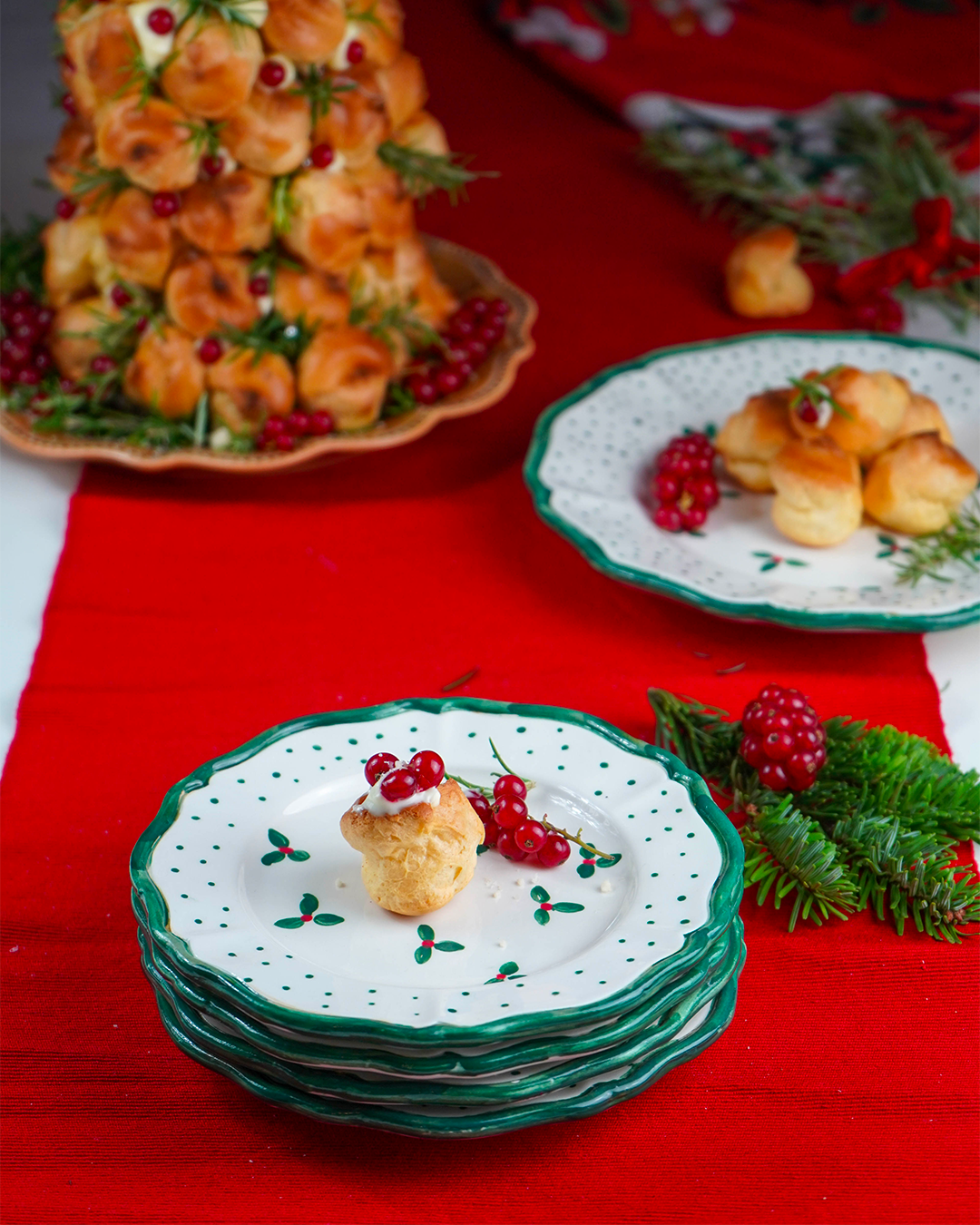 "Holly" scalloped plate – Christmas collection