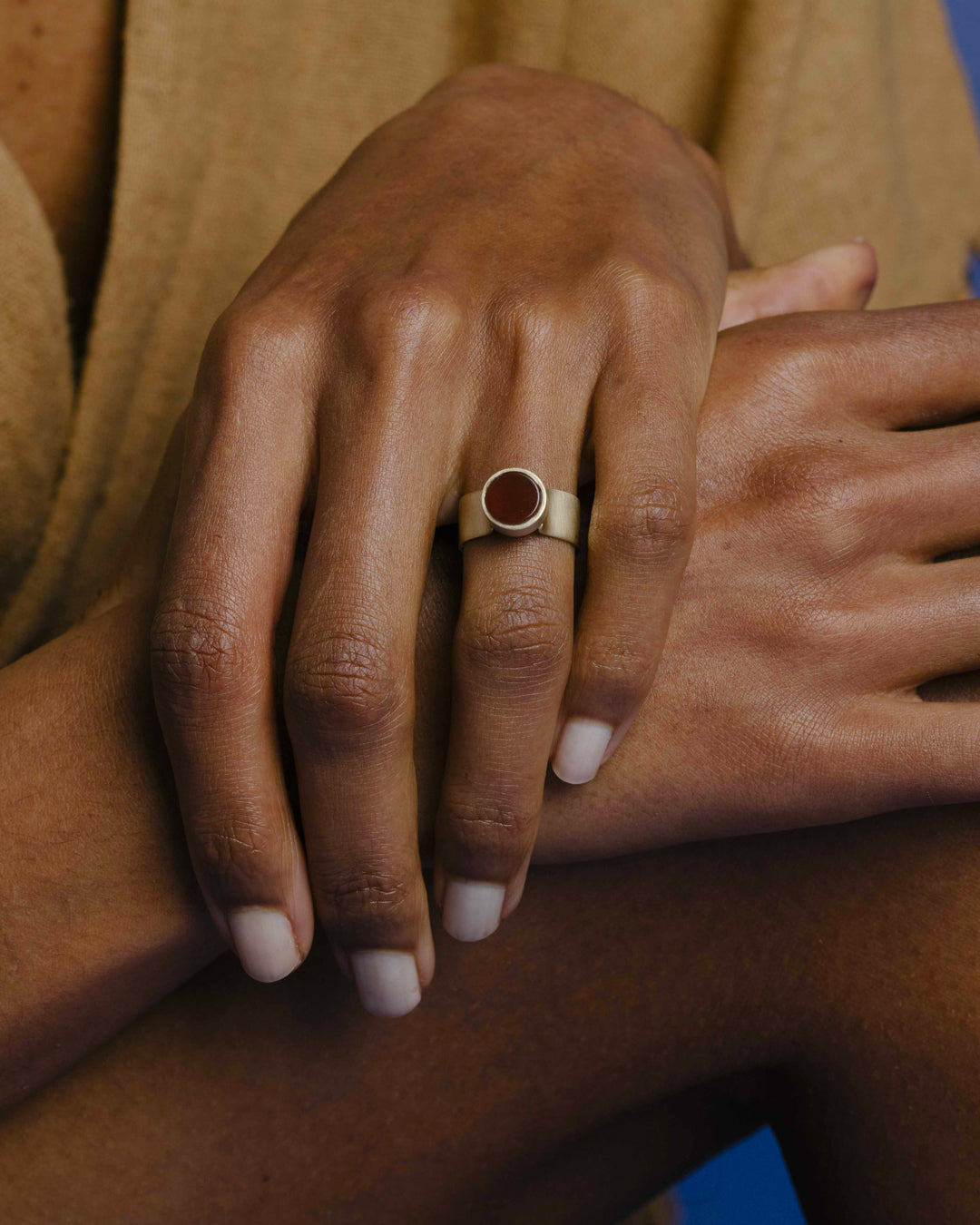Maitea - Handmade band ring with red gemstone