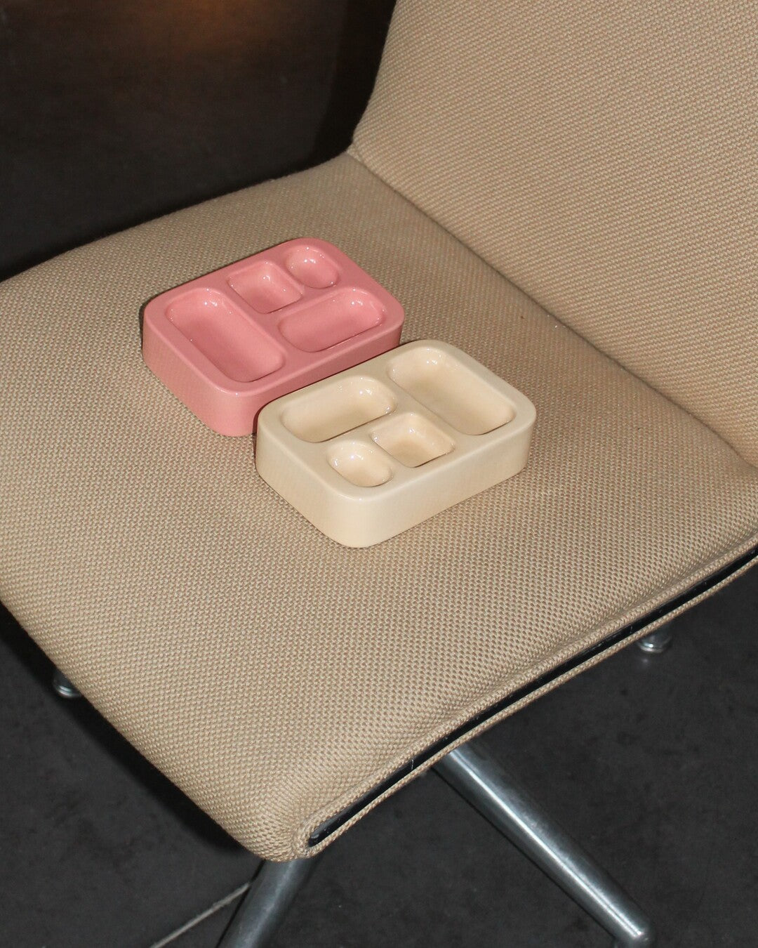 Dodu tray with dividers