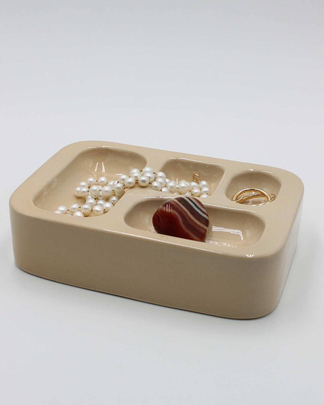 Dodu tray with dividers