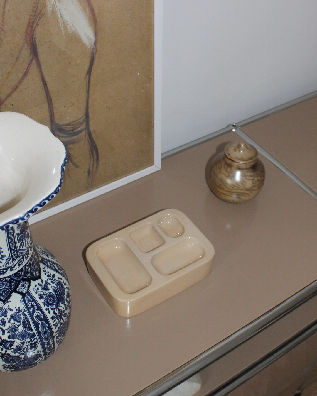 Dodu tray with dividers