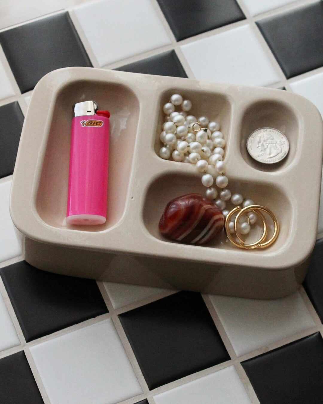 Dodu tray with dividers