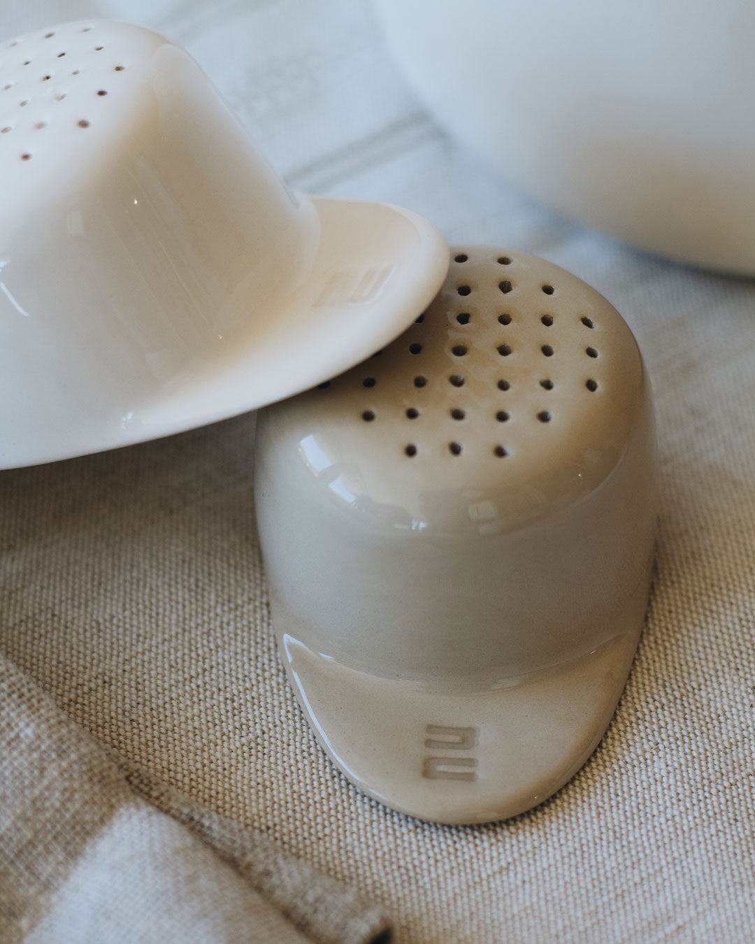 Ameno Tea Pot with Strainer_pottery_nu ceramica