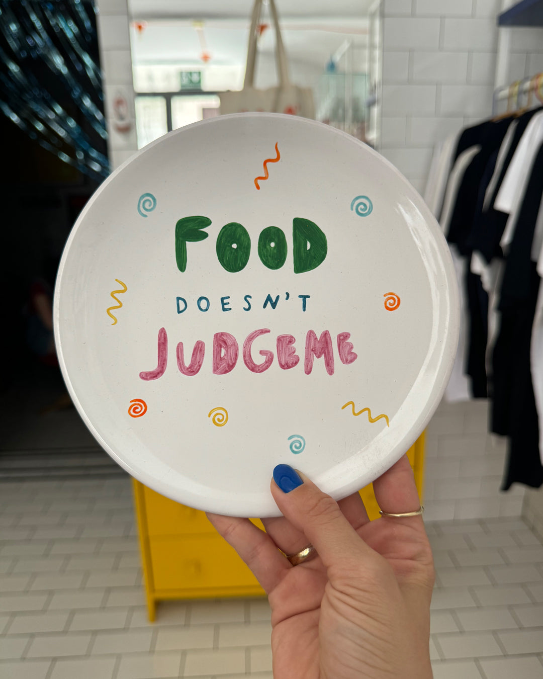 Assiette "Food doesn't judge me"
