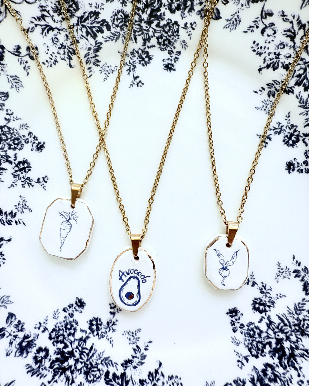 Beet pendant and venetian box chain necklace