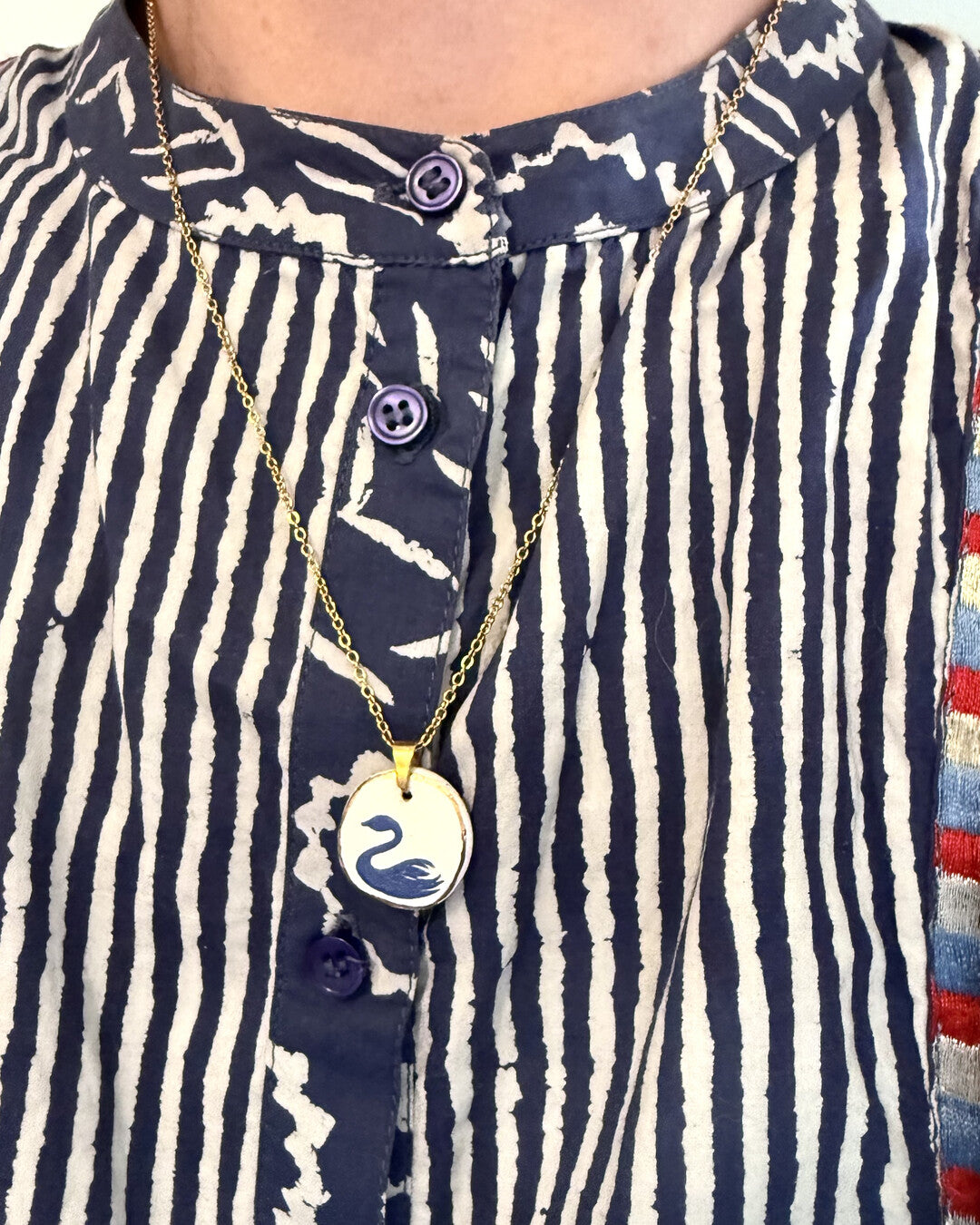 Swan pendant and venetian box chain necklace