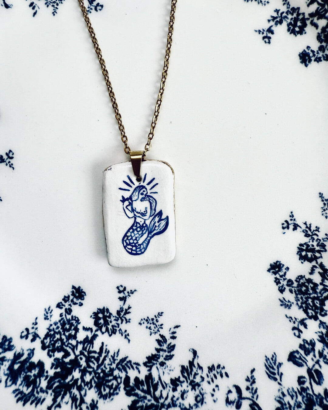 Siren pendant and venetian box chain necklace