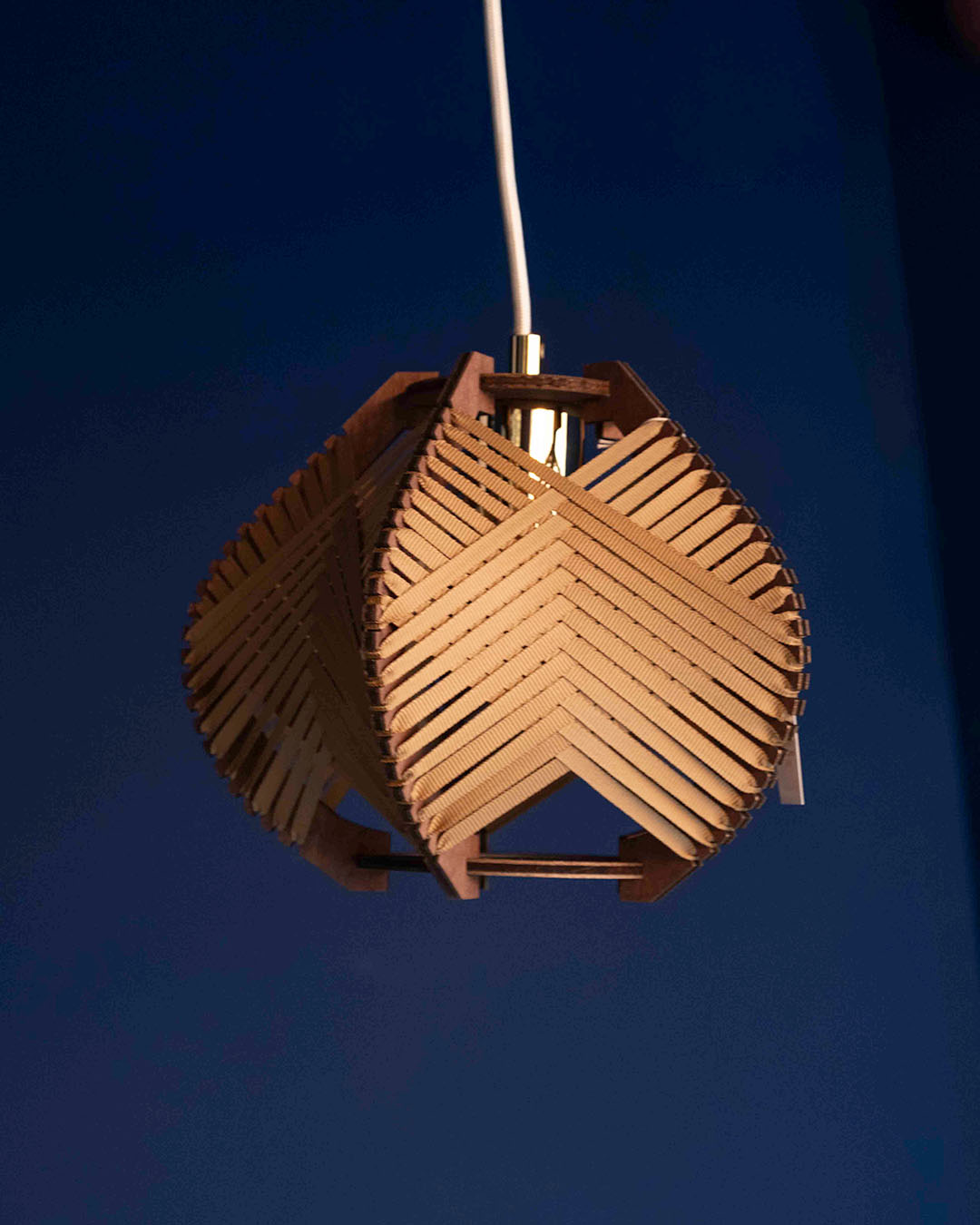 Baladeuse intertwined lamp