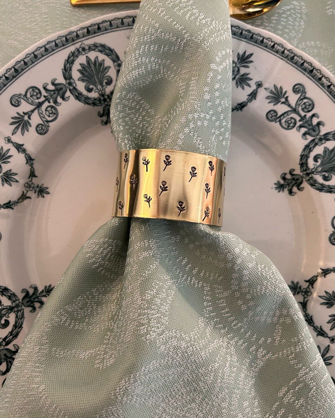 Flowers - Engraved brass napkin ring