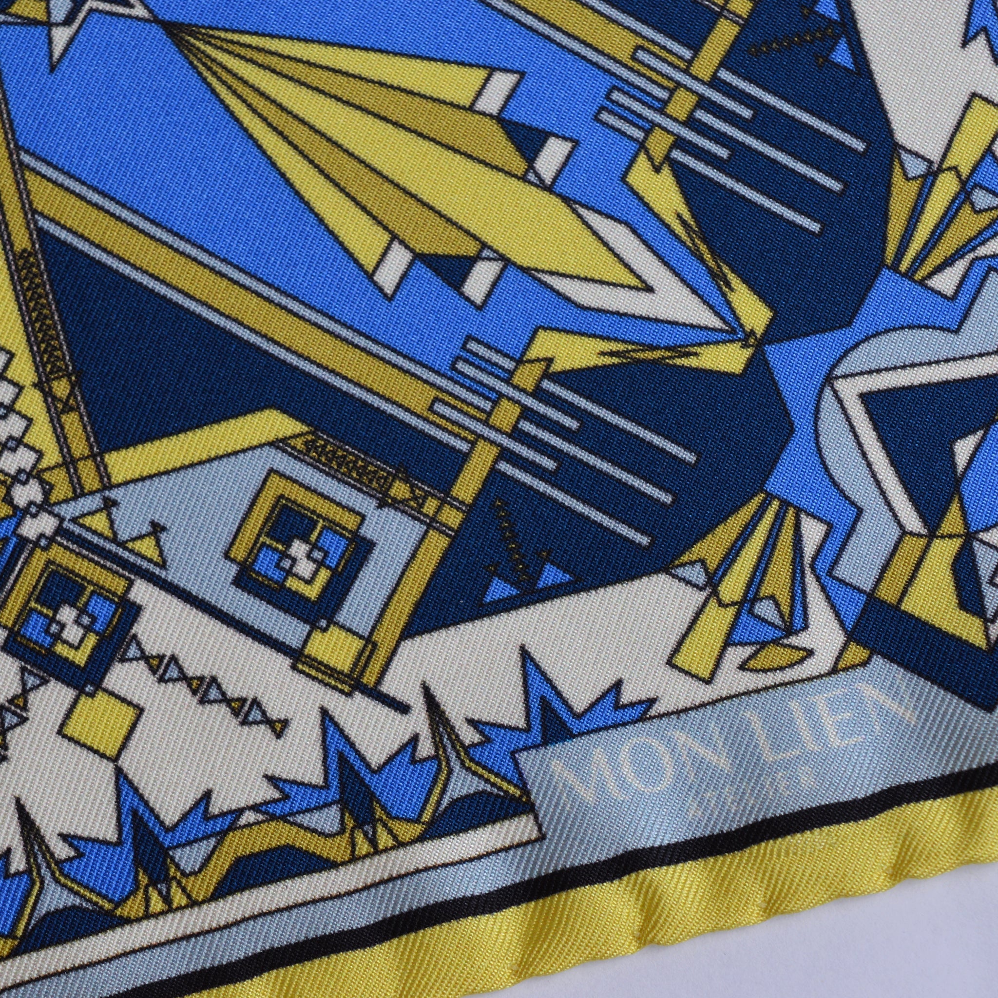 zoom di accessorio maschile moderno di lusso preziosa seta dalle tinte blu per definire il tuo outfit