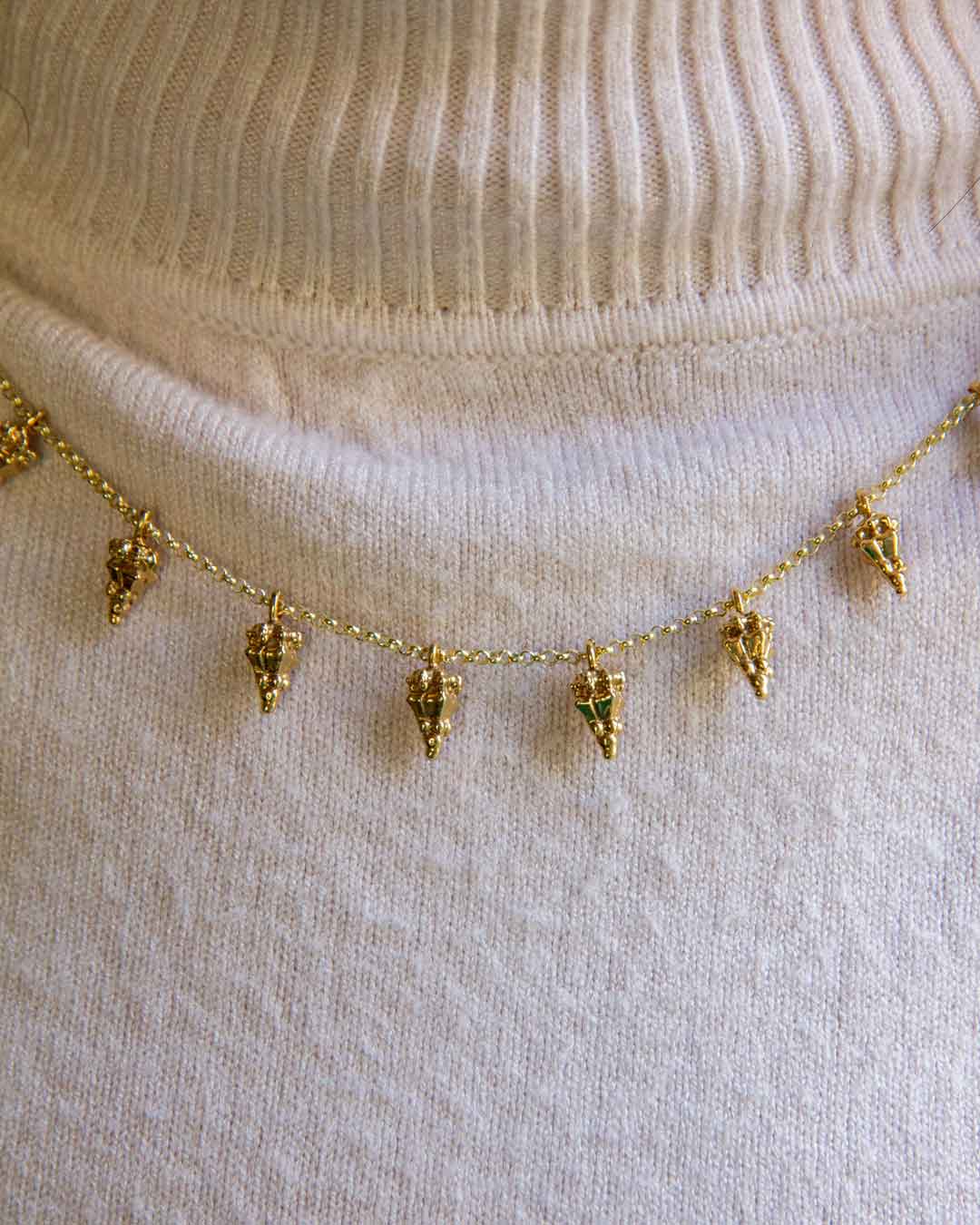 Natzca chocker necklace with small pendants