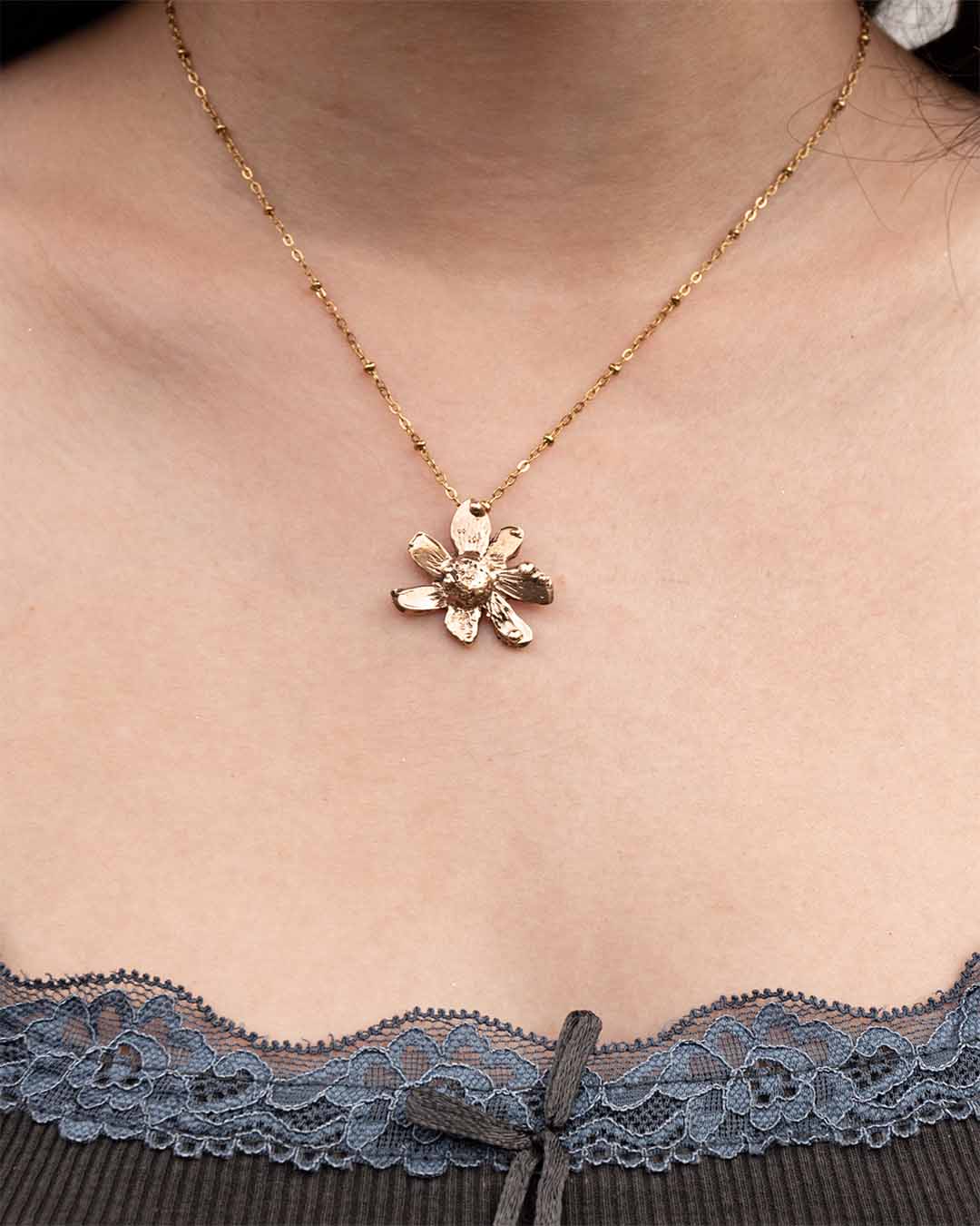 Flora Bellis daisy pendant