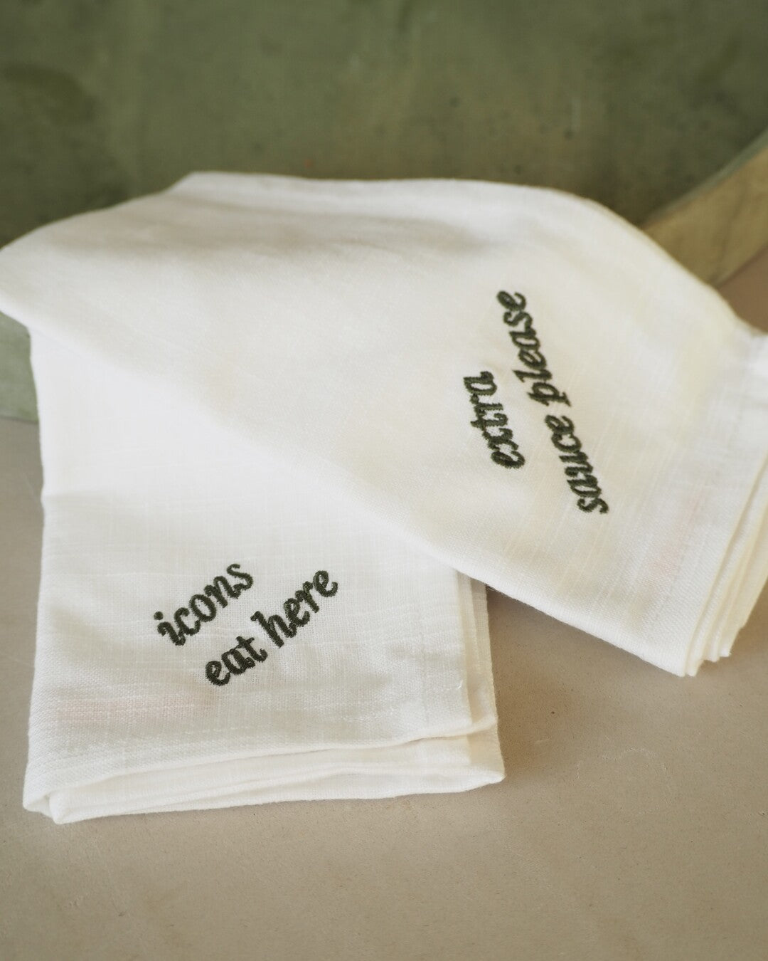 Embroidered napkin set 'Icons eat here' and 'Extra sauce please'