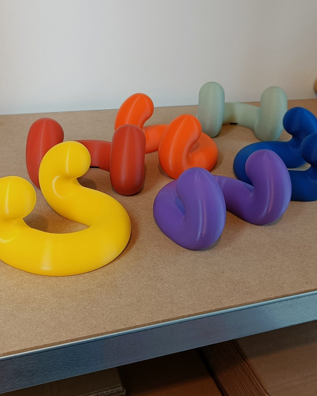 3D printed colorful wall hanger - Emil Robbrecht