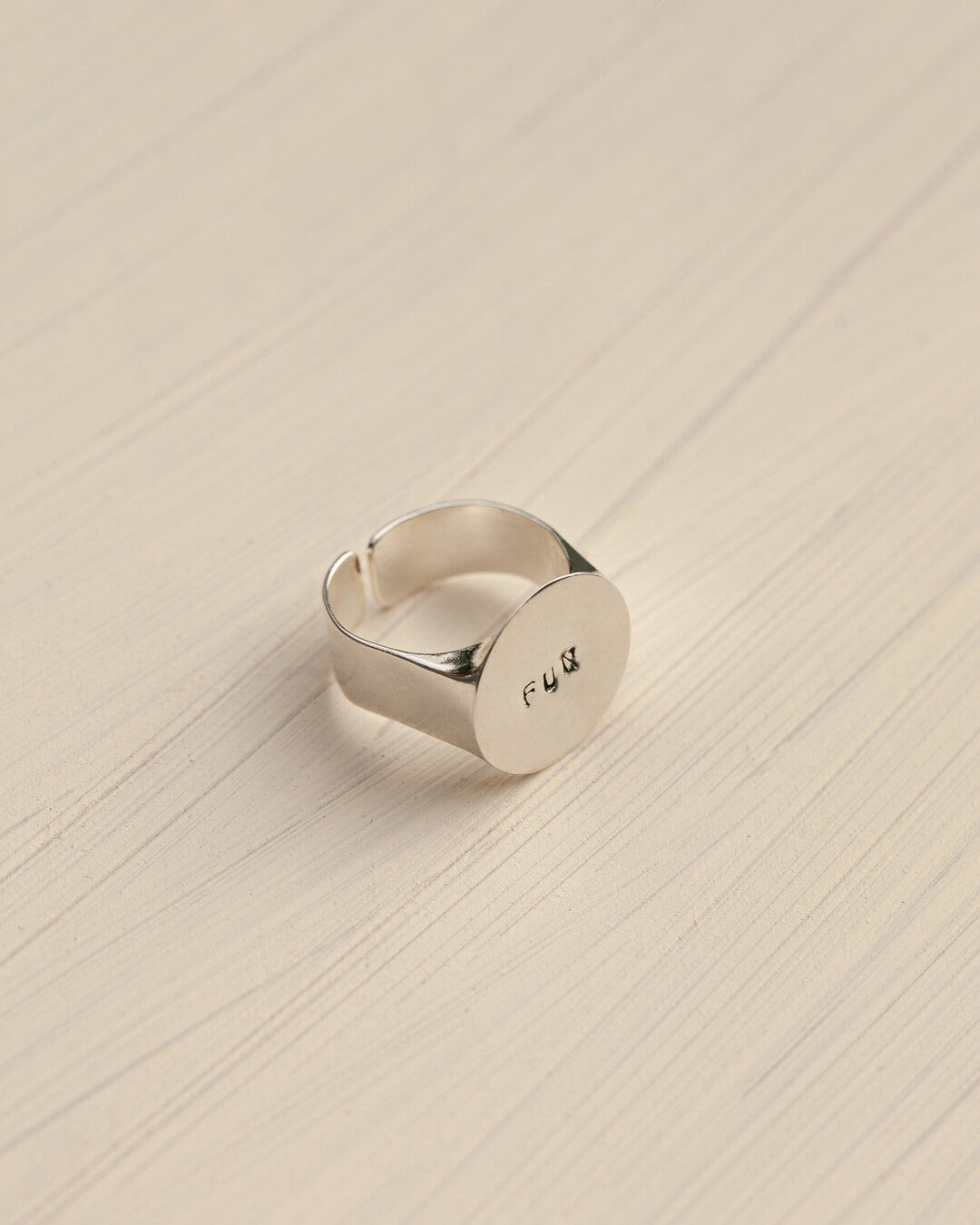 Adjustable Custom Round Ring Capitello