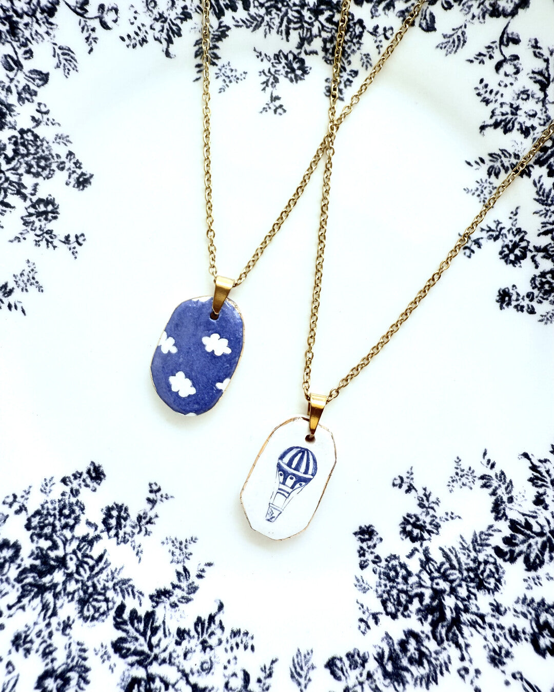Hot air baloon pendant and venetian box chain necklace