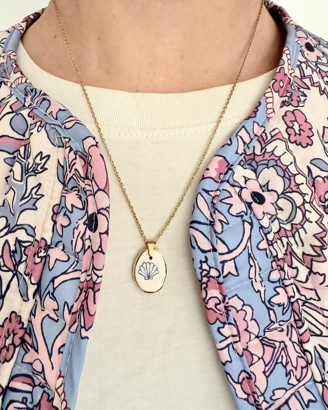Shell pendant and venetian box chain necklace