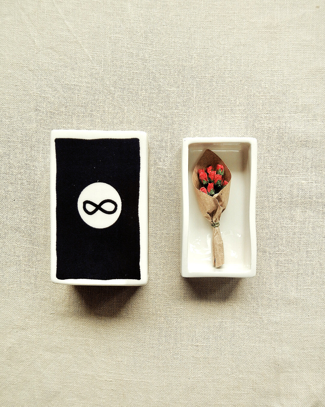 Scatola di fiammiferi illustrata in ceramica