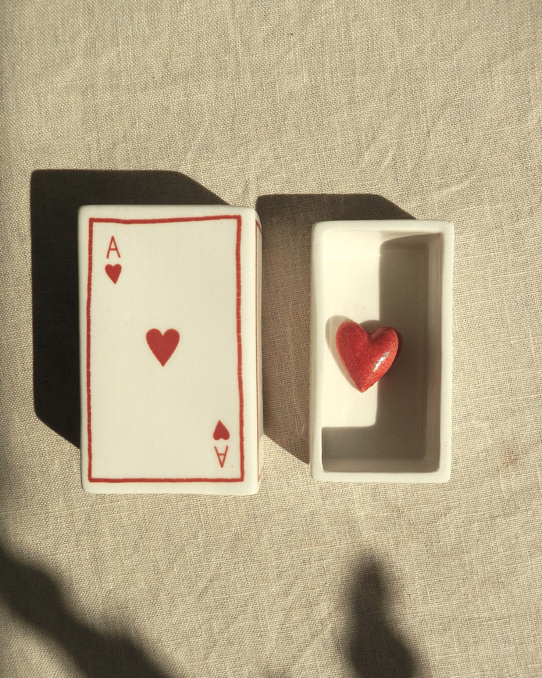 Scatola di fiammiferi illustrata in ceramica