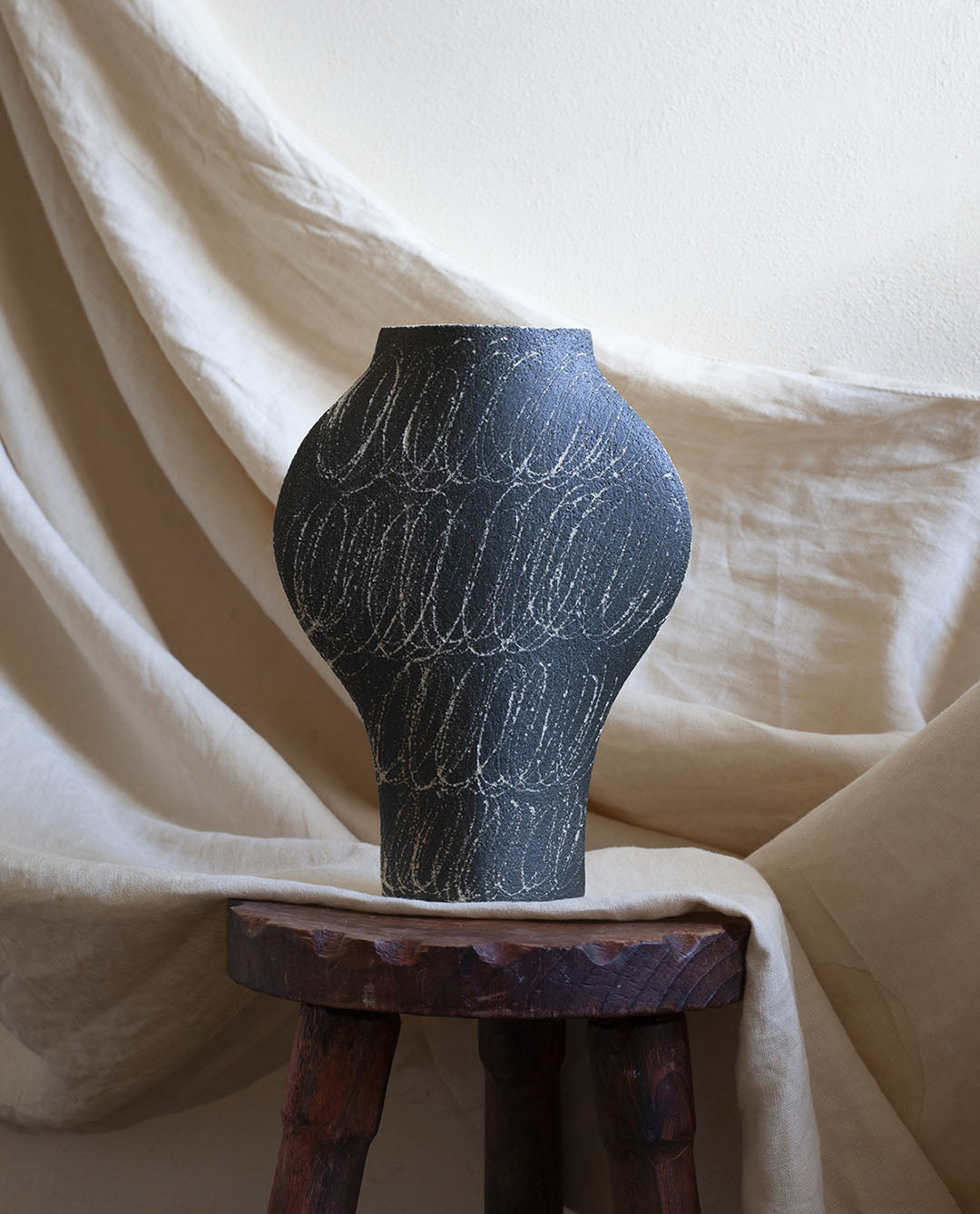 ‘Dal - Negative Circles Black’ Vase illustré en Céramique 