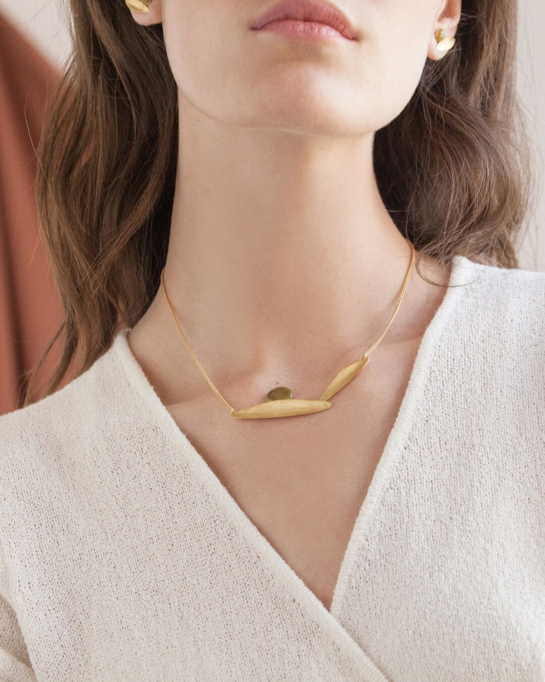 Handmade golden and enameled necklace - Joidart