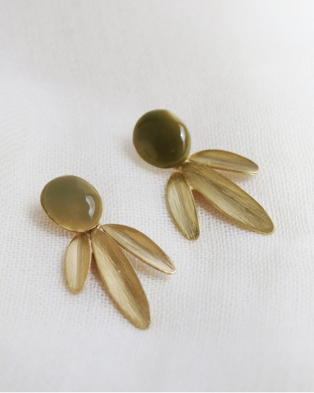 Handmade golden and enameled earrings - Joidart