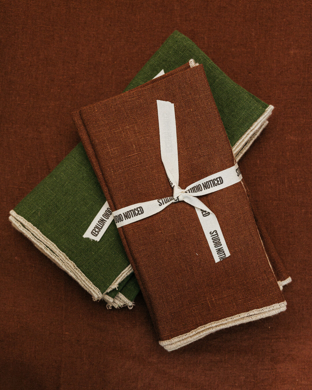 Set of 4 linen napkins with contrast trim