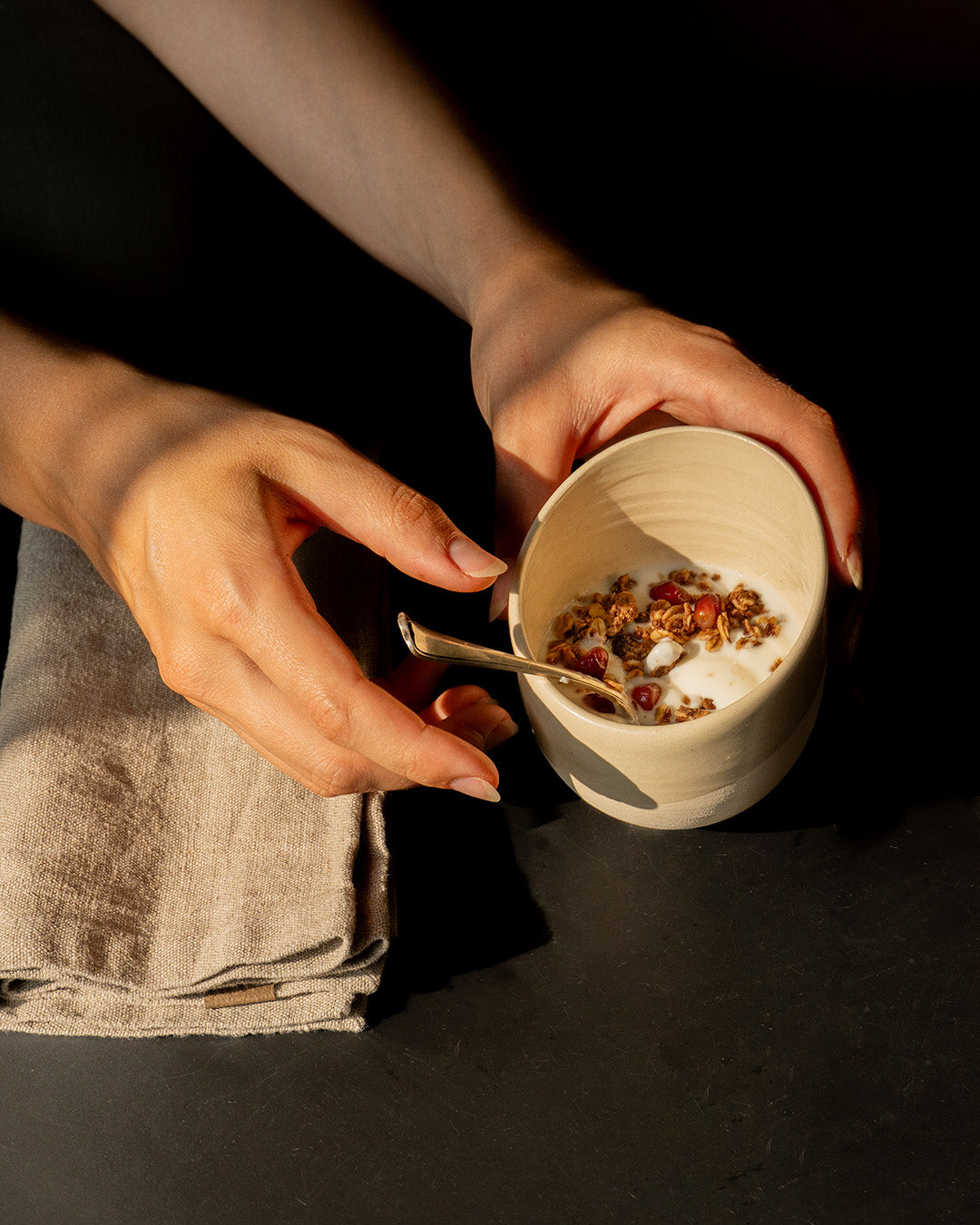 Tasse biseautée en grès blanc