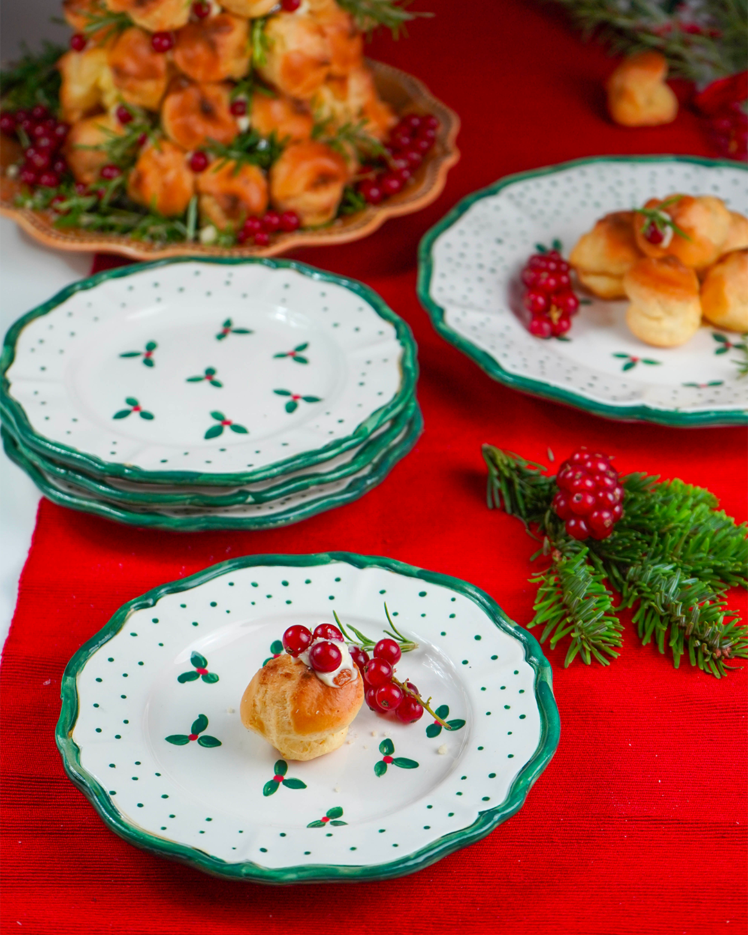 "Holly" scalloped plate – Christmas collection