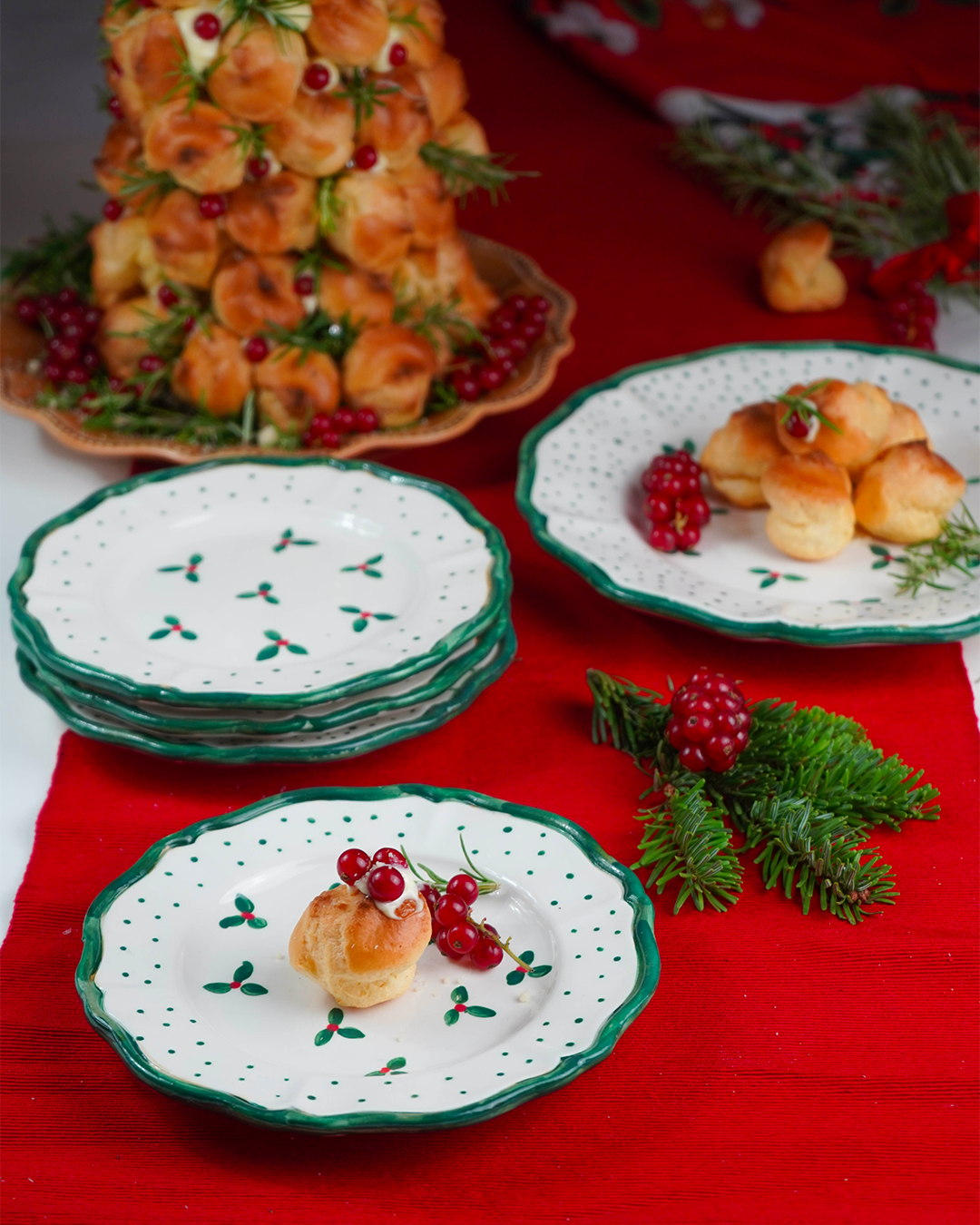"Holly" scalloped plate – Christmas collection