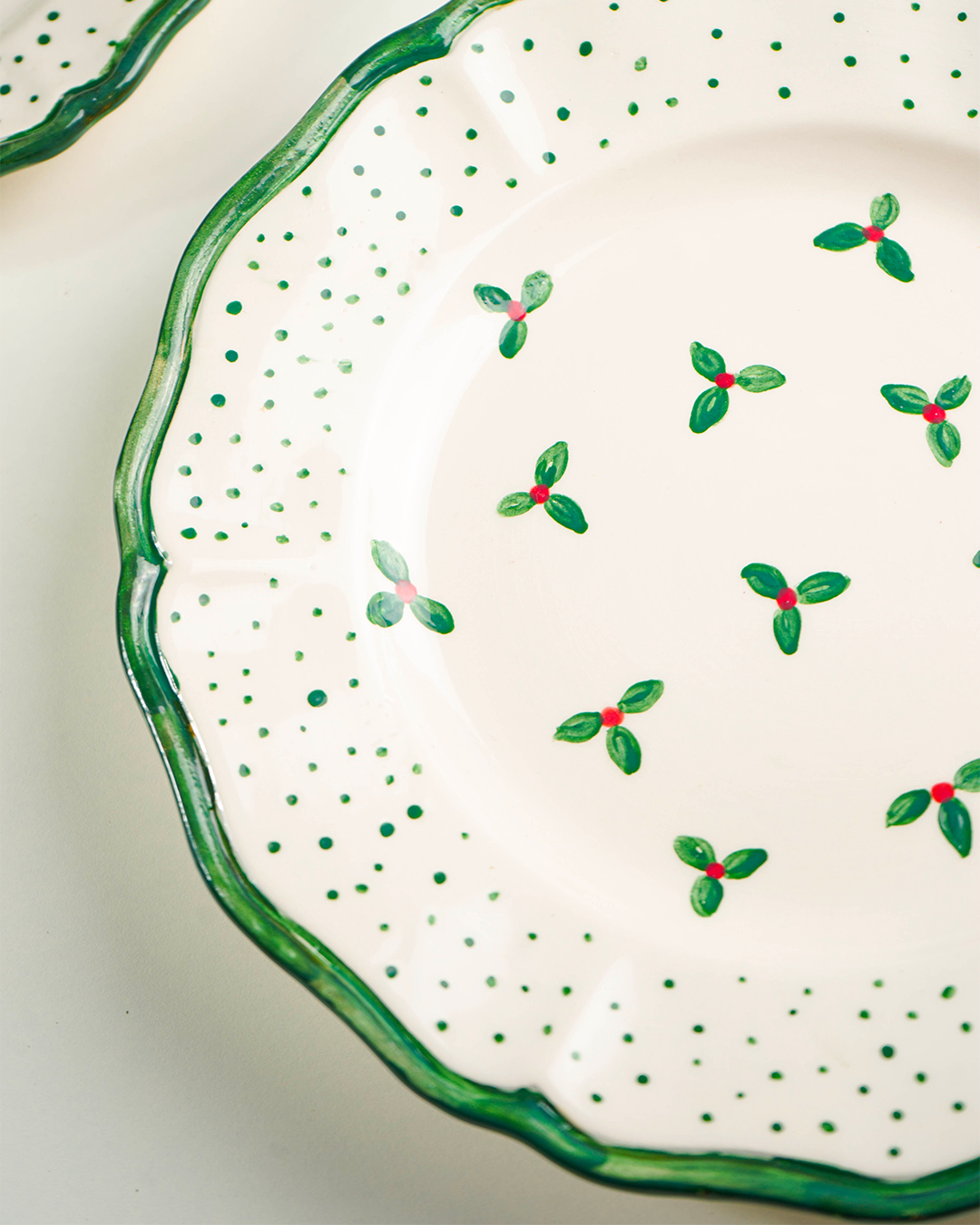 "Holly" scalloped plate – Christmas collection