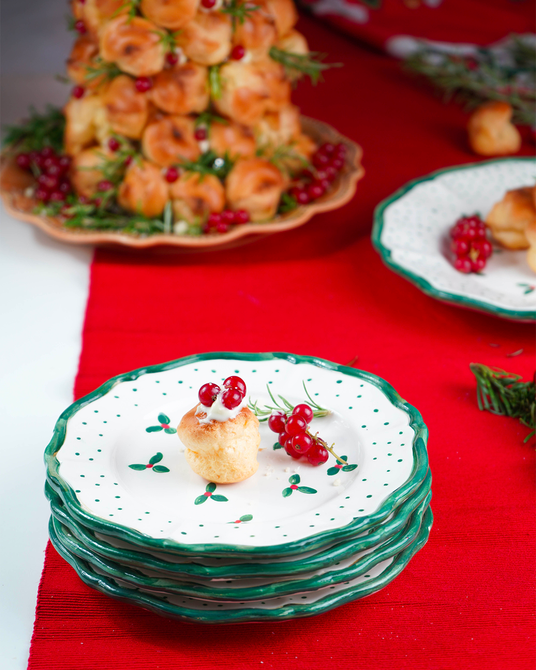 "Holly" scalloped plate – Christmas collection