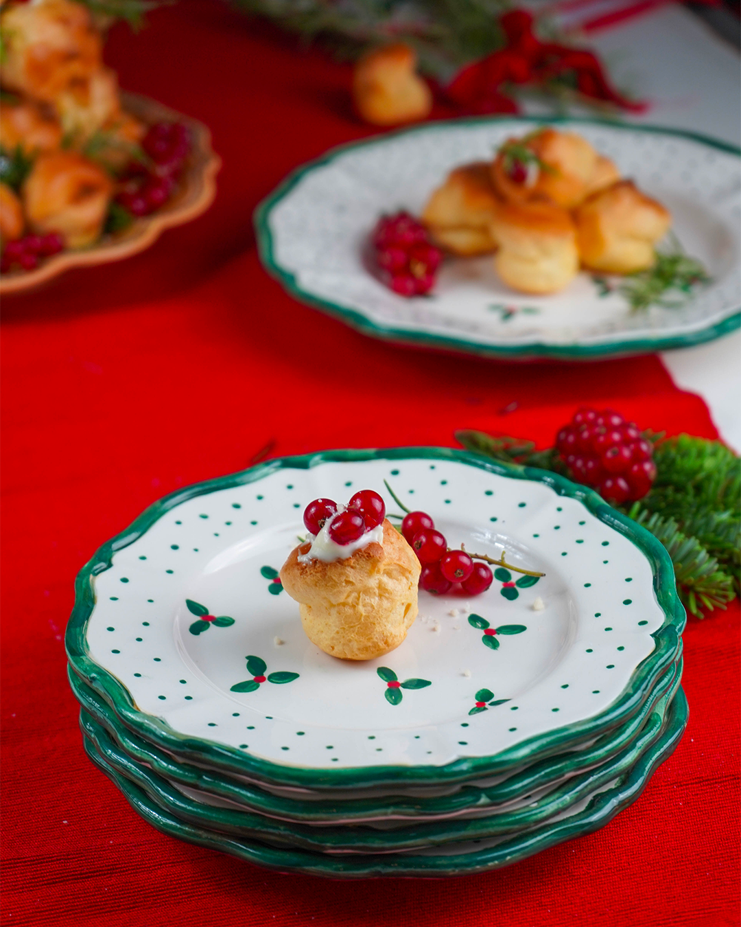 "Holly" scalloped plate – Christmas collection
