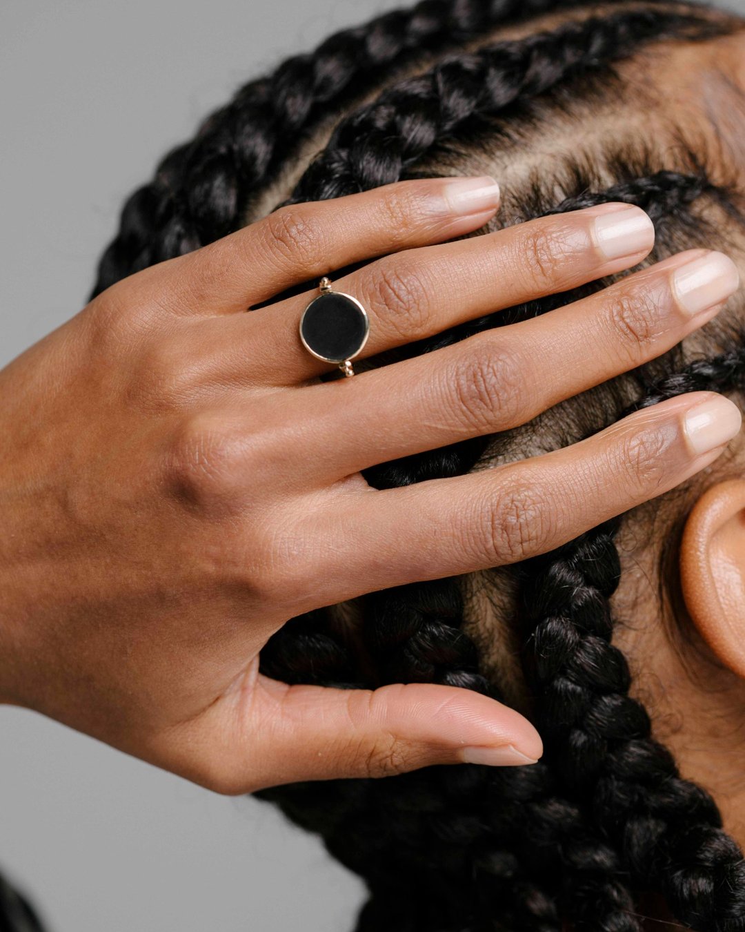 Maitea Handmade round ring with black stone