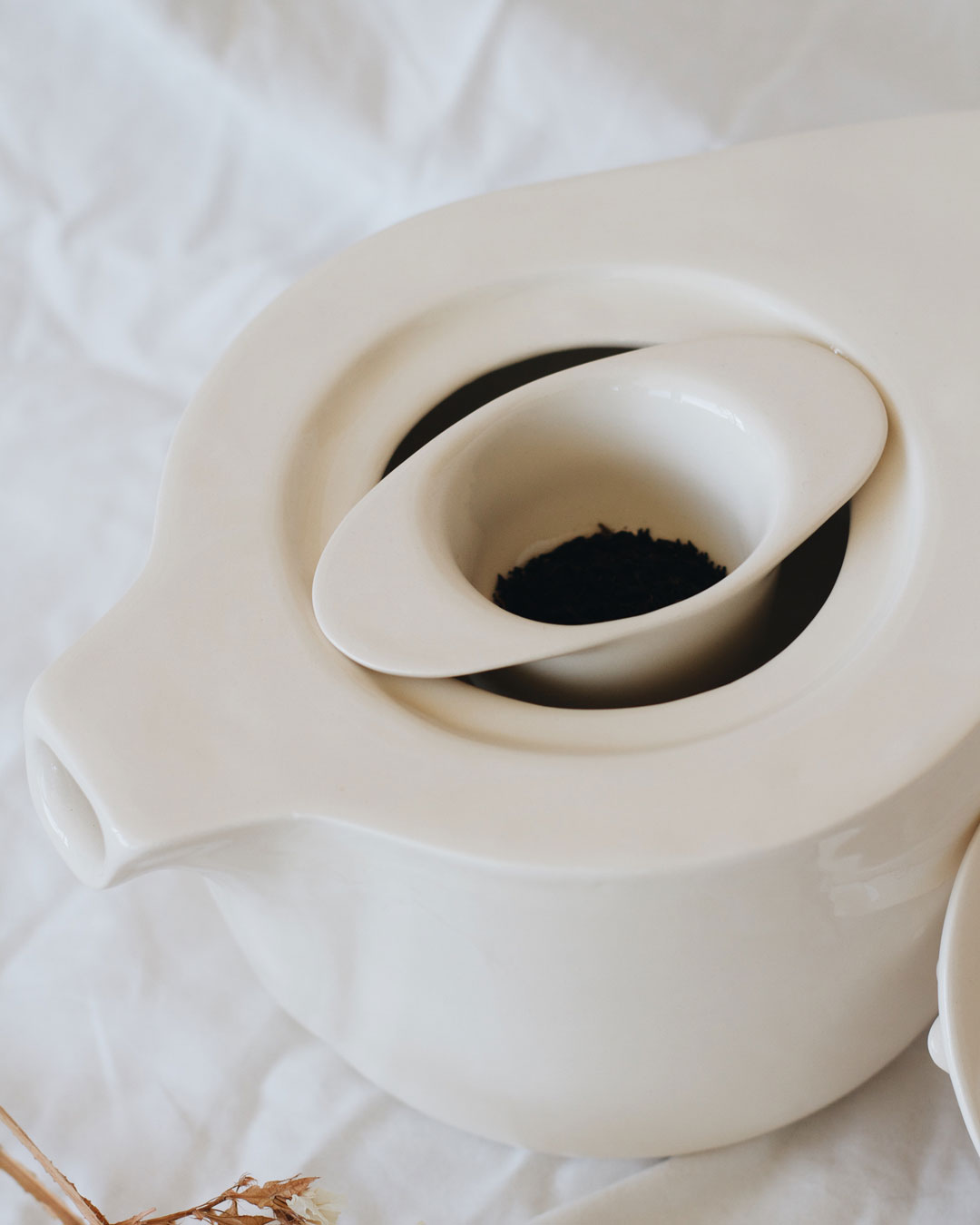 Ameno Tea Pot with Strainer_pottery_nu ceramica