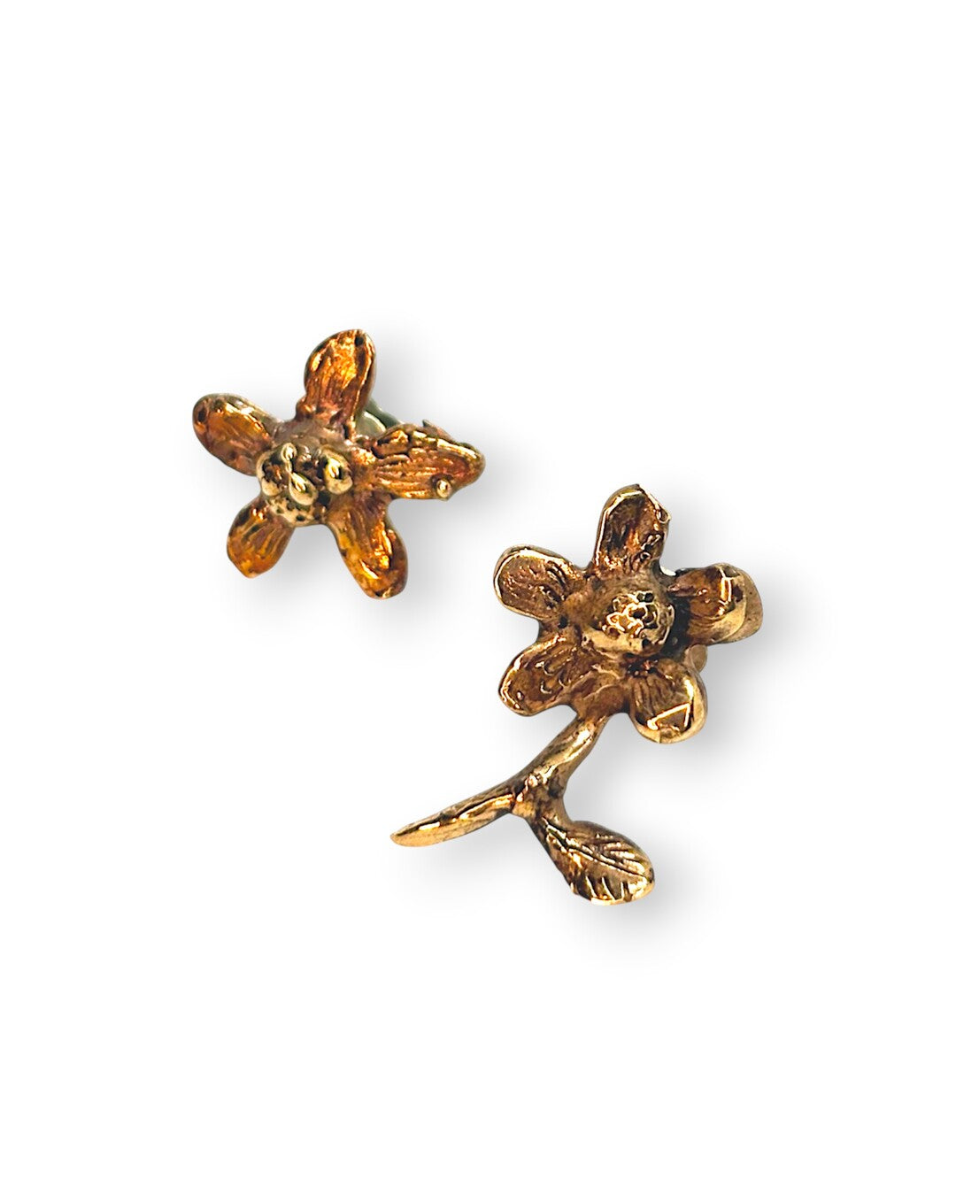 Flora Bellis mismatched earrings with daisies