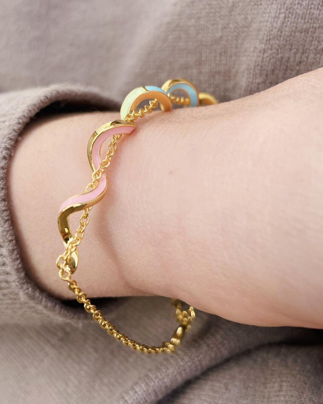 Ribbon adjustable rigid bracelet