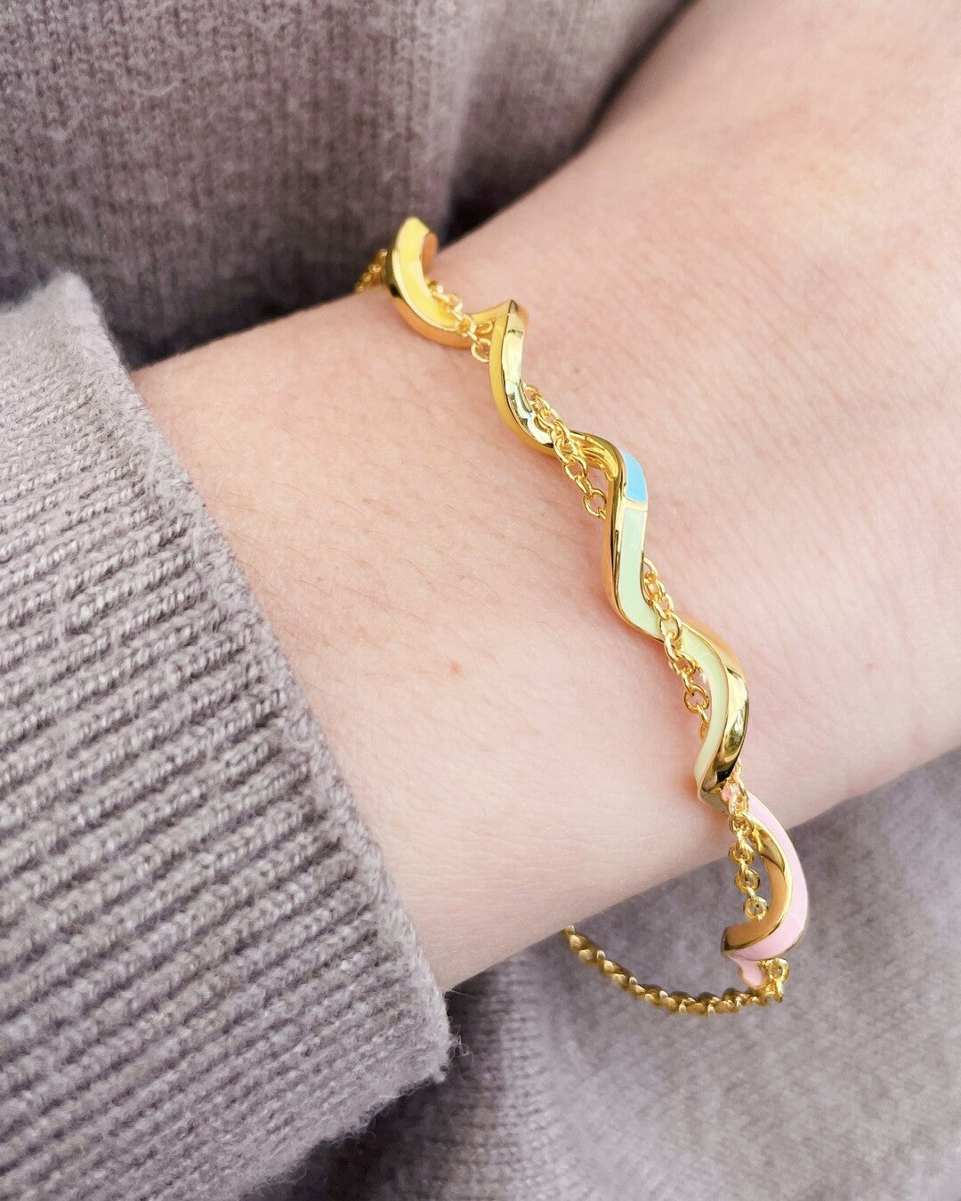 Ribbon adjustable rigid bracelet
