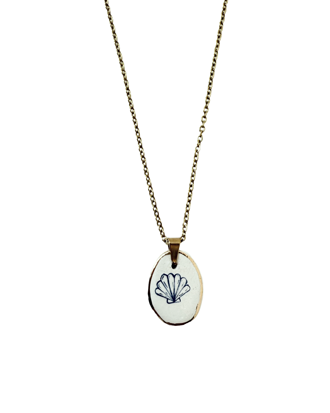 Shell pendant and venetian box chain necklace